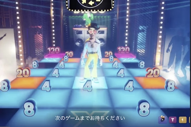 ハッピーアワーのディスコボーナスの画面で、ステージの真ん中でミスターファンキーが立っている様子